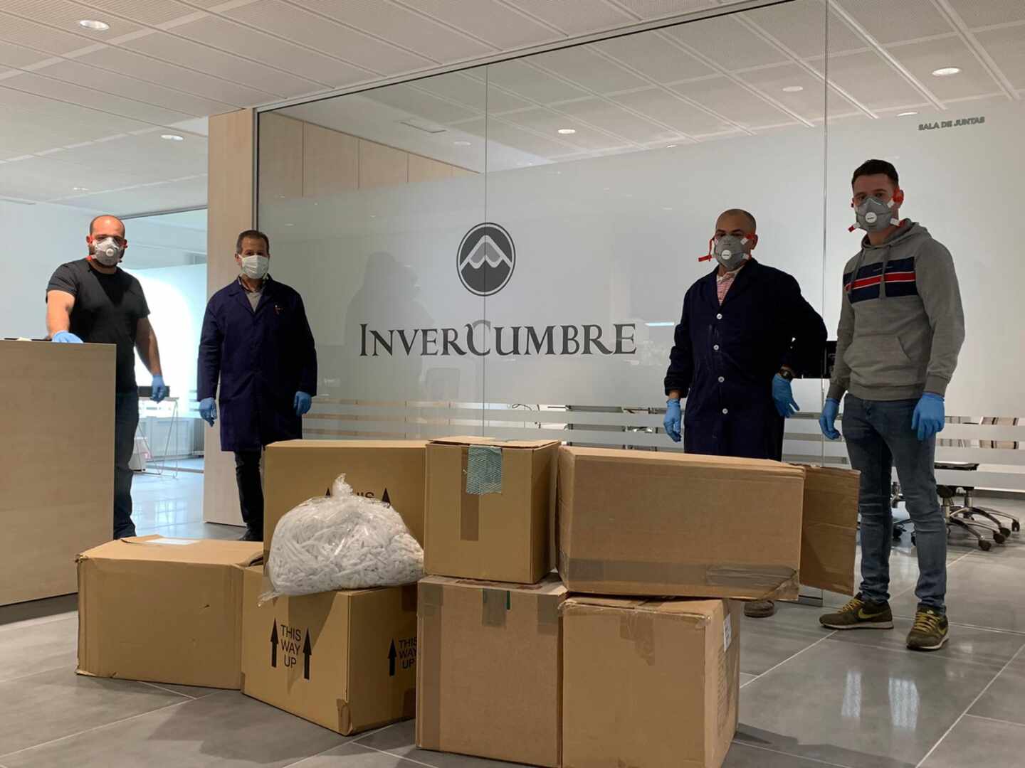 Voluntarios, en una de las empresas de Ubrique que colaboran con la iniciativa.