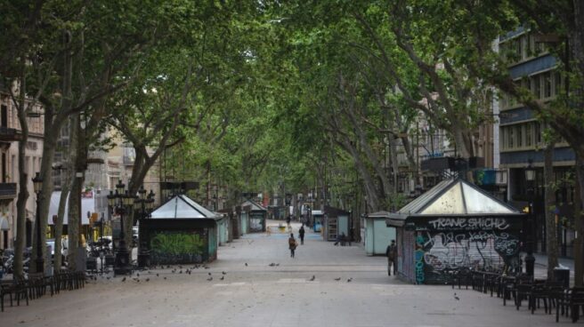 La turística Rambla de Barcelona vacía durante el día de Sant Jordi.