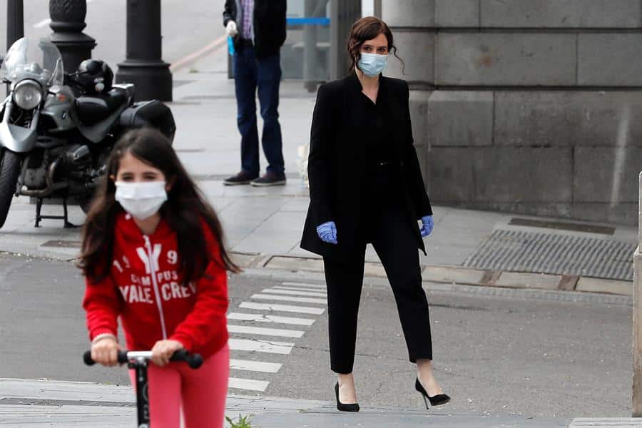 Ayuso maneja el 9 de mayo para la vuelta a la 'normalidad' con la apertura de negocios