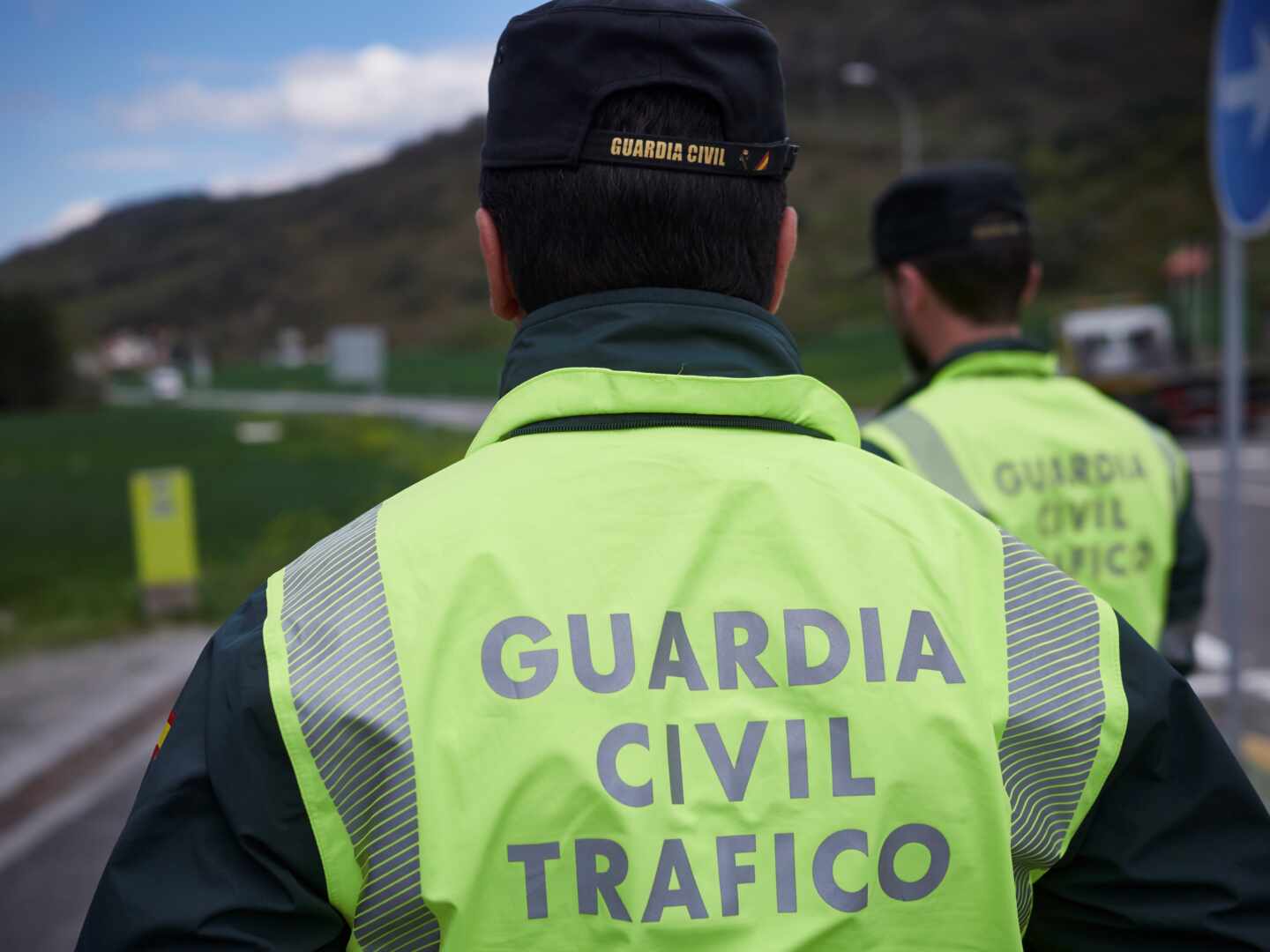 Dos agentes de la Guardia Civil de Tráfico.