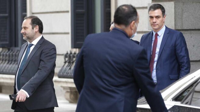 José Luis Ábalos y Pedro Sánchez, a la salida del Congreso de los Diputados.