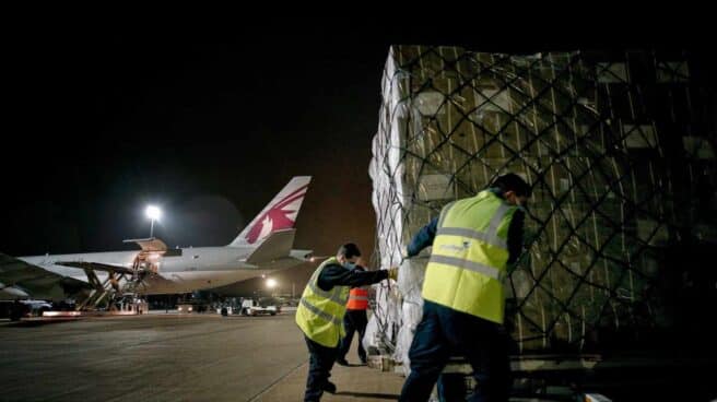 Avión con material sanitario en el Aeropuerto de Valencia. Avión con material sanitario en el Aeropuerto de Valencia.