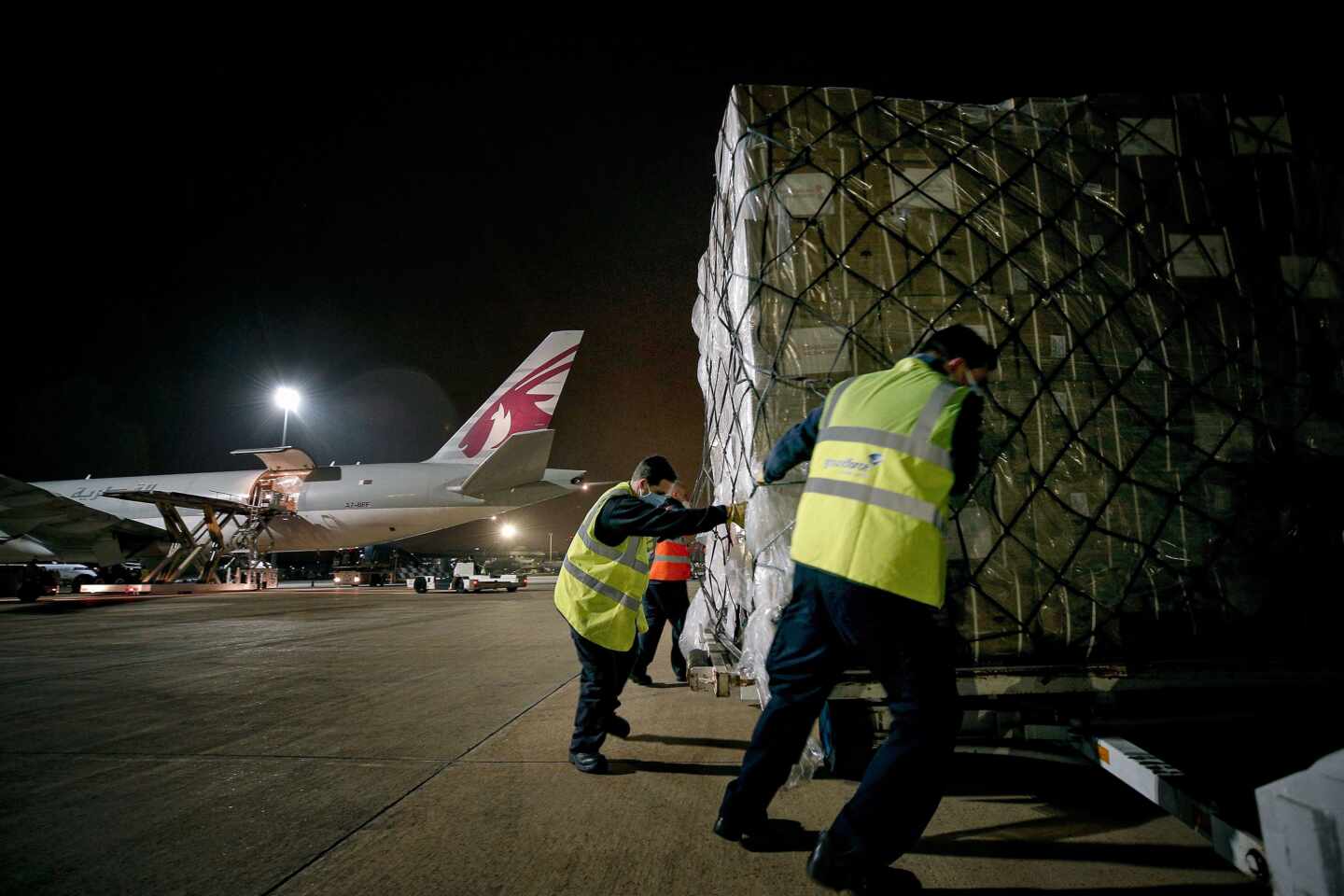 Avión con material sanitario en el Aeropuerto de Valencia.