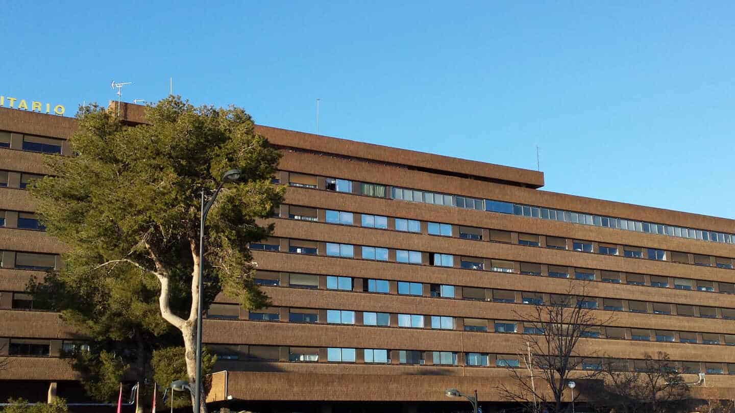 Confinado un edificio de Albacete por el brote de contagios en una familia