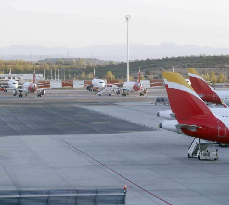 Los aeropuertos se convierten en un gran parking para cientos de aviones parados