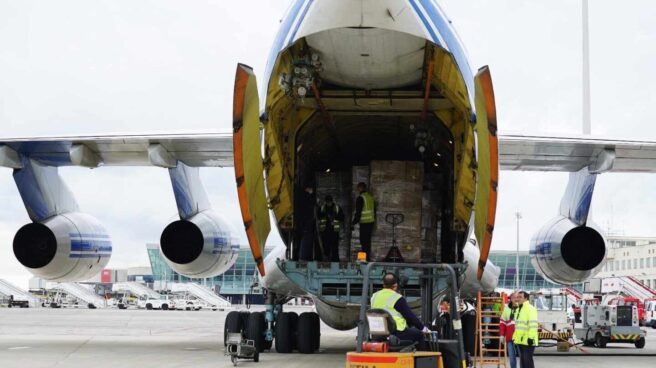 Descarga de material sanitario de un avión procedente de China.