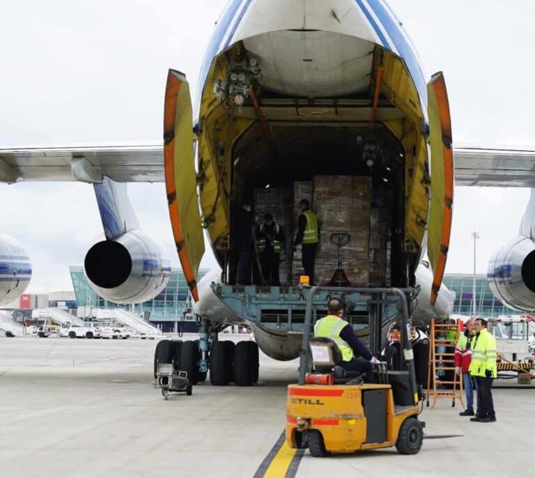 Sanidad paga 35 millones en vuelos desde China para traer material anti-Covid