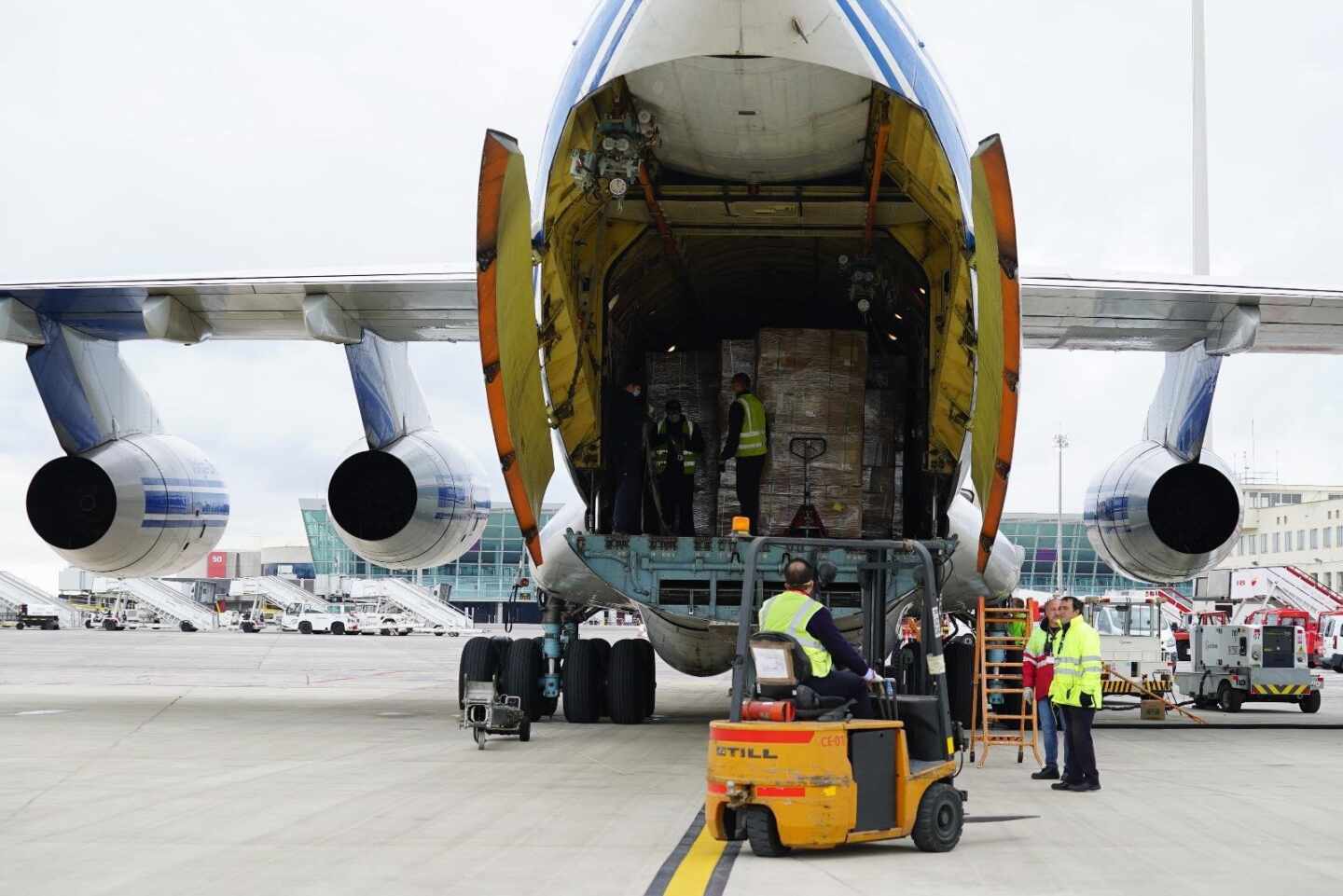 Descarga de material sanitario de un avión procedente de China.