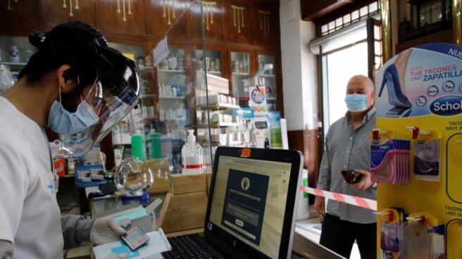 Un hombre recoge unas mascarillas en una farmacia en Melilla.