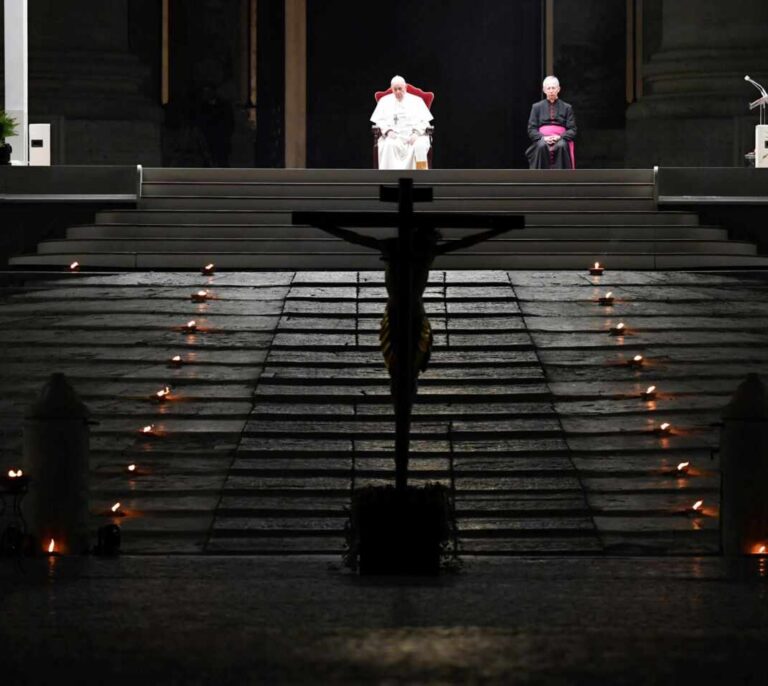 Insólito Via Crucis del Papa en El Vaticano