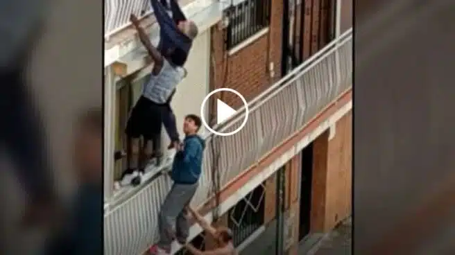 Salvan a un hombre a punto de caer desde su balcón en la localidad madrileña de Fuenlabrada
