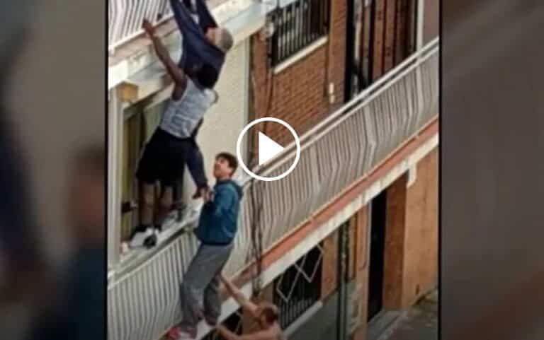 Salvan a un hombre a punto de caer desde su balcón en la localidad madrileña de Fuenlabrada