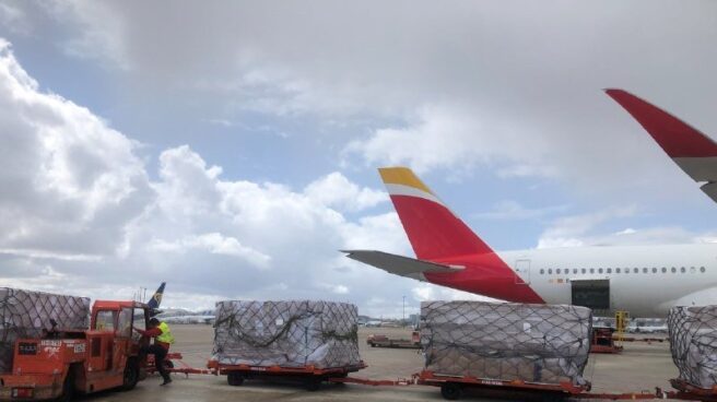 barajas iberia material sanitario Vuelo con material sanitario comprado por el Ministerio de Sanidad llega a Barajas.