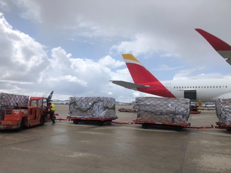 Vuelo con material sanitario comprado por el Ministerio de Sanidad llega a Barajas.