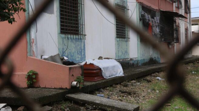 Un ataúd a la puerta de una vivienda en la ciudad ecuatoriana de Guayaquil. Un ataúd a la puerta de una vivienda en la ciudad ecuatoriana de Guayaquil.