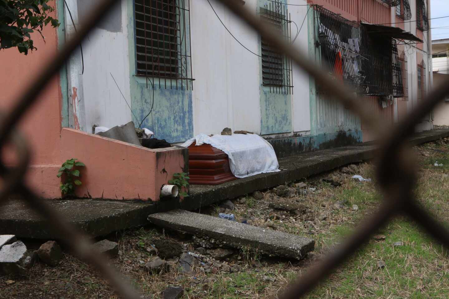 Un ataúd a la puerta de una vivienda en la ciudad ecuatoriana de Guayaquil.