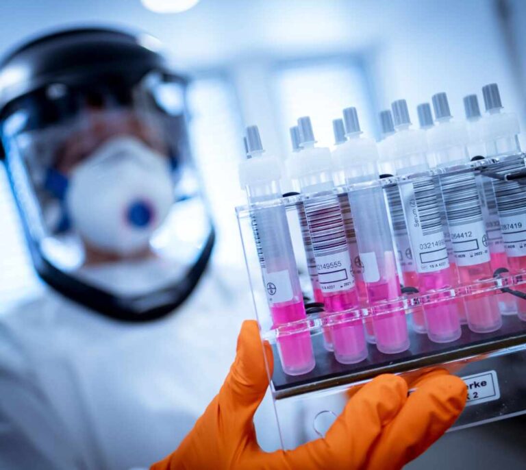Triturar virus, purificar proteínas: guía para entender la vacuna del coronavirus