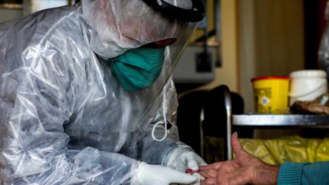 Voluntarios de la ONG Open Arms trabajan haciendo ensayos clínico para identificar tratamiento de emergencia del Covid-19, en una residencia de Barcelona.