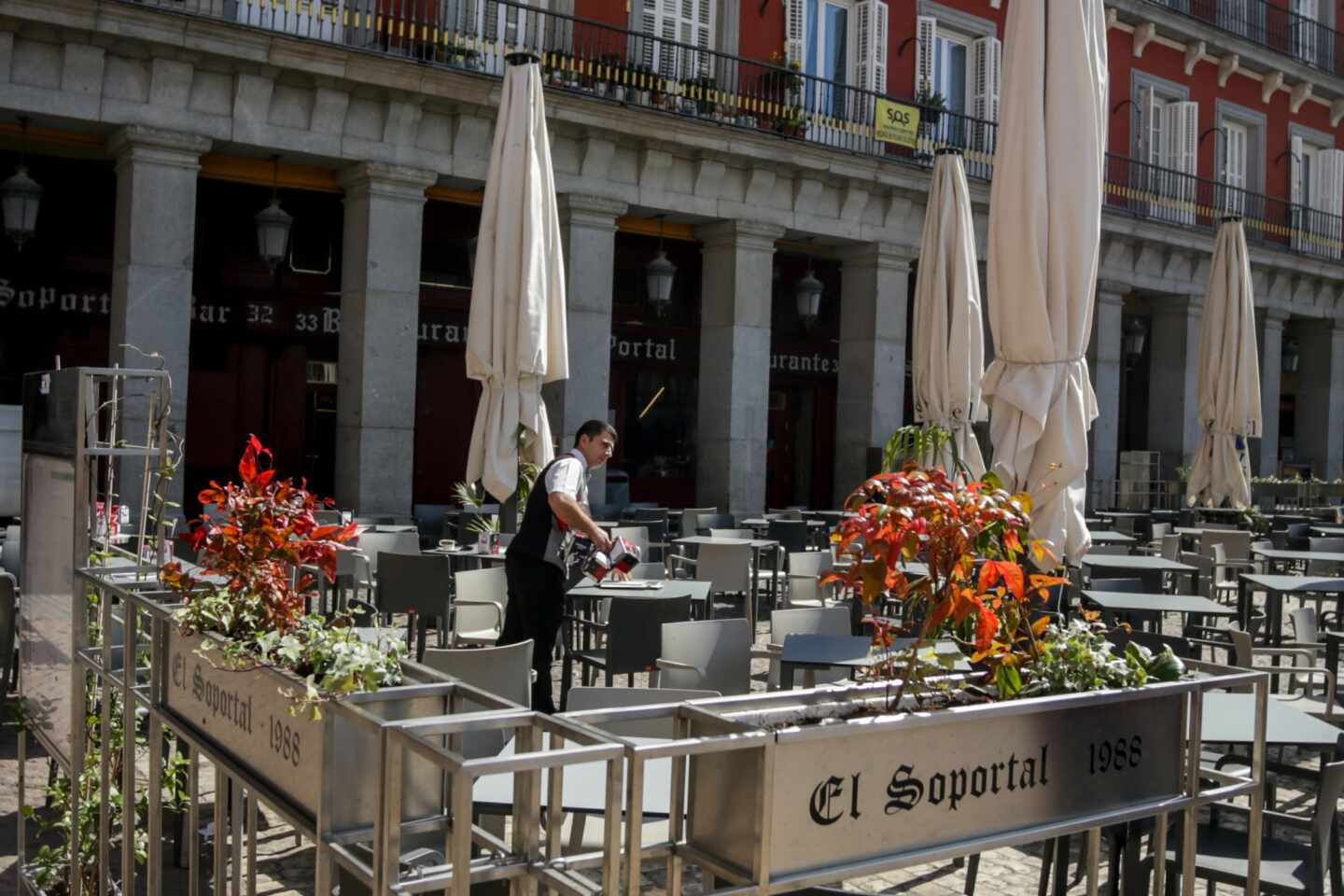 Madrid estudia ampliar las terrazas, instalar mamparas y reducir el aforo en los bares