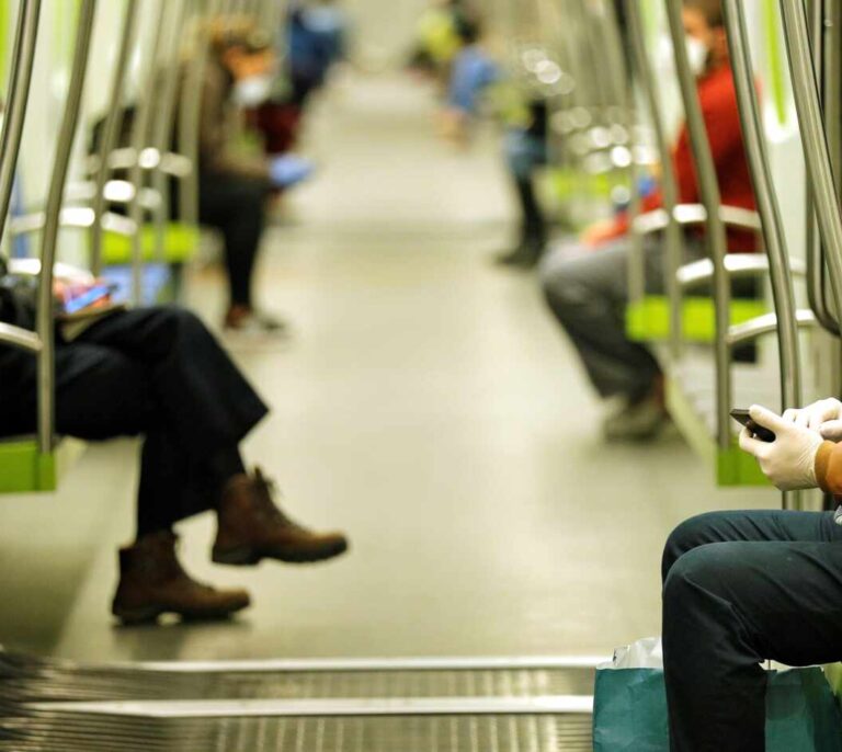 Cortan la circulación en la Línea 3 del metro de Valencia tras caer una mujer a la vía