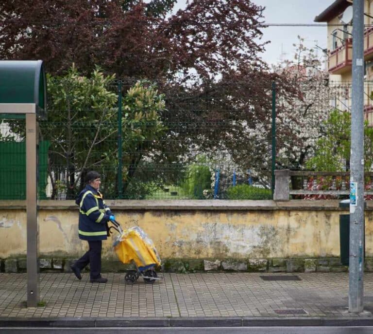 Pantallas faciales para los carteros: Correos licita la compra urgente de 50.000 unidades