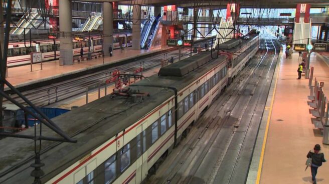 Trenes de Cercanías en la estación de Atocha.