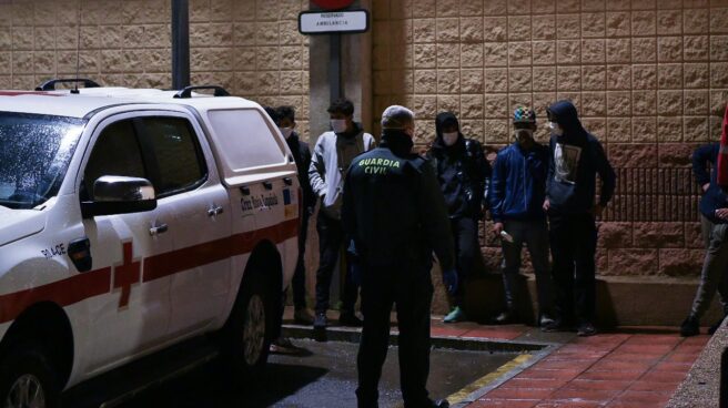 Menores marroquíes no acompañados, ante el pabellón deportivo de Ceuta en el que permanecen tras el cierre de la frontera.