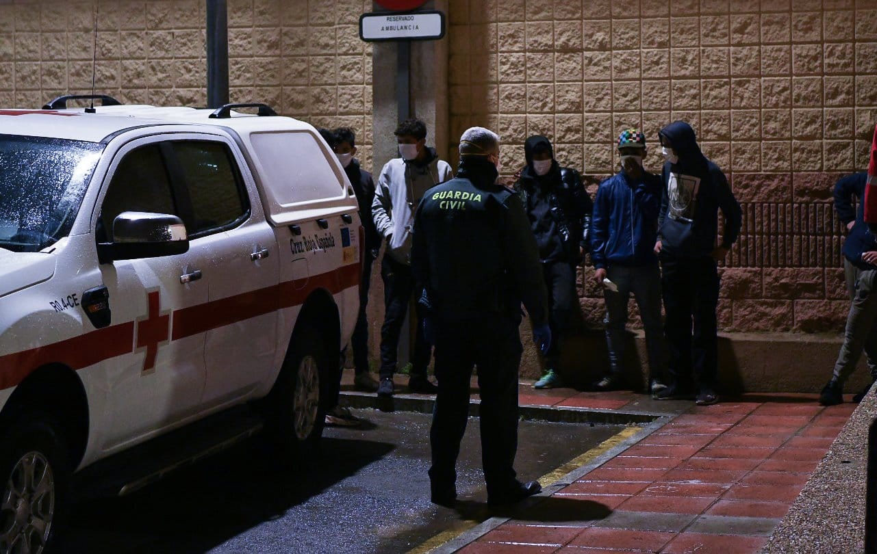 Menores marroquíes no acompañados, ante el pabellón deportivo de Ceuta en el que permanecen tras el cierre de la frontera.