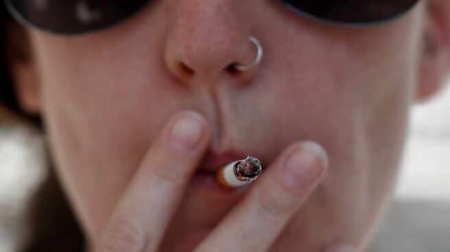 Mujer fumando un cigarrillo de tabaco