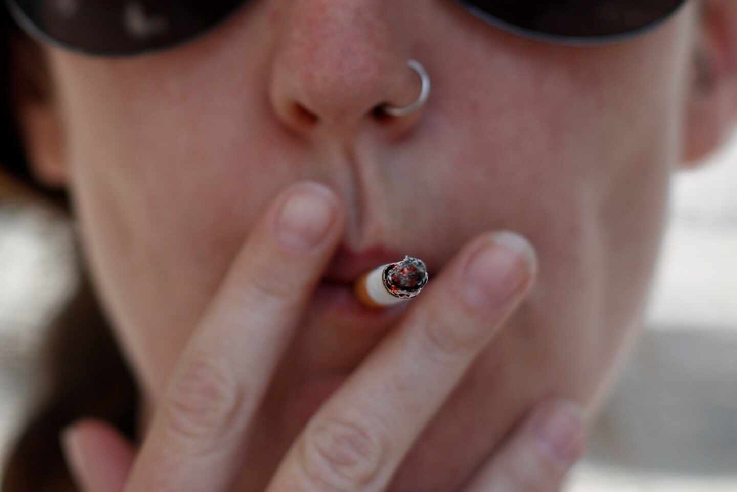 Mujer fumando un cigarrillo de tabaco