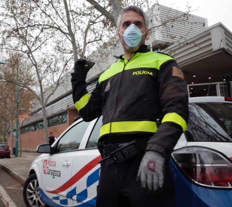 Una patrulla de la Policía Local de Zaragoza rinde un emotivo homenaje a las víctimas del coronavirus