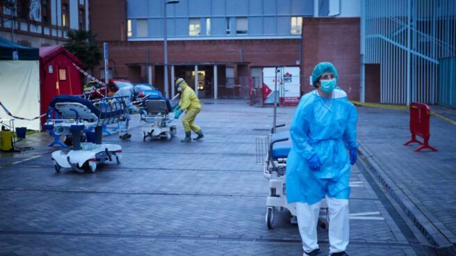 Una jueza reconoce como accidente laboral 'in itinere' un infarto en el café previo al trabajo Exterior de un hospital en Navarra durante la crisis del coronavirus