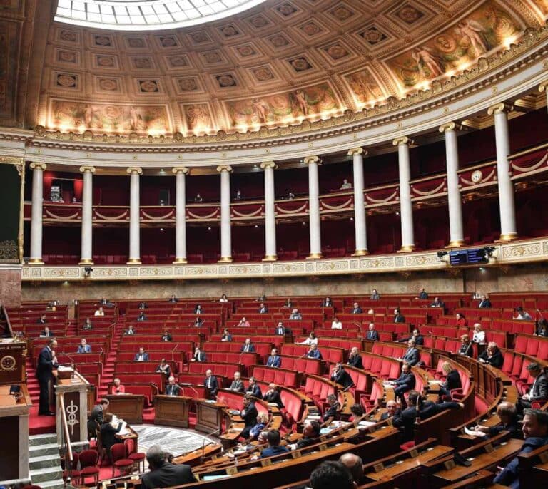 Francia reabrirá el 11 de mayo excepto bares y  restaurantes y limita los viajes a 100 kilómetros