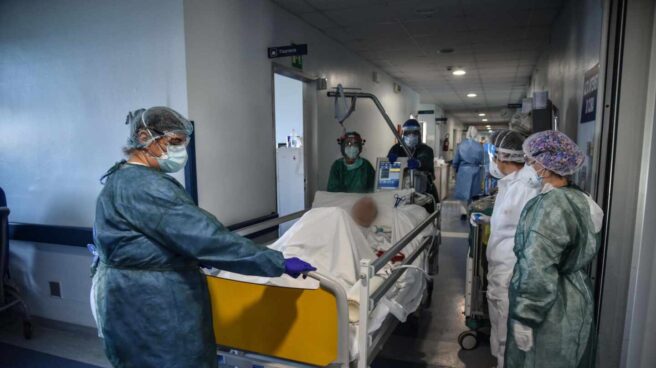 Personal sanitario traslada a un paciente de la unidad de cuidados intensivos Covid-19 del hospital de Cremona.