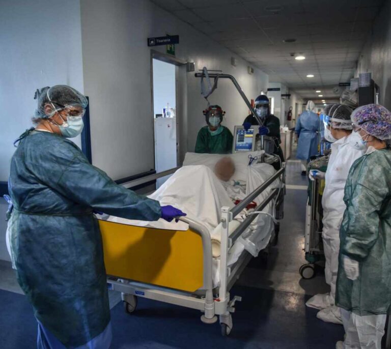 Italia suma 420 muertos más en 24 horas, el dato más bajo desde el 17 de marzo