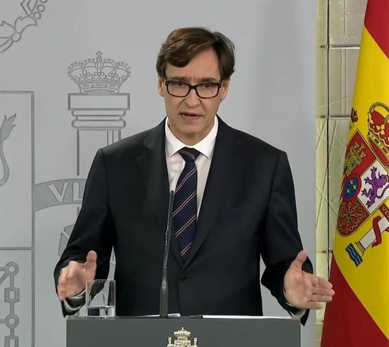 El Gobierno rectifica tras el escándalo y permitirá que los niños salgan a dar paseos