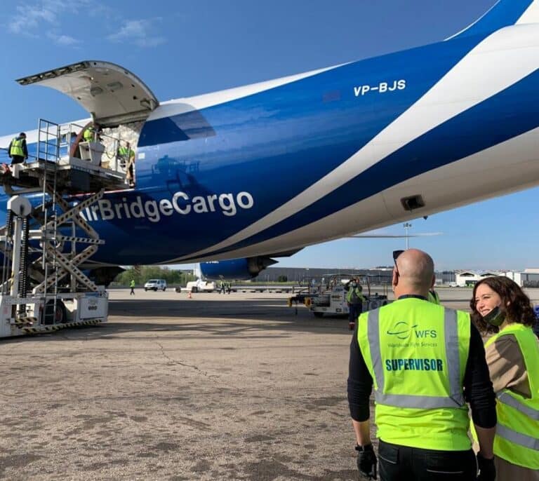Ayuso se une a la reunión con Sánchez tras recibir en Barajas un avión con material sanitario