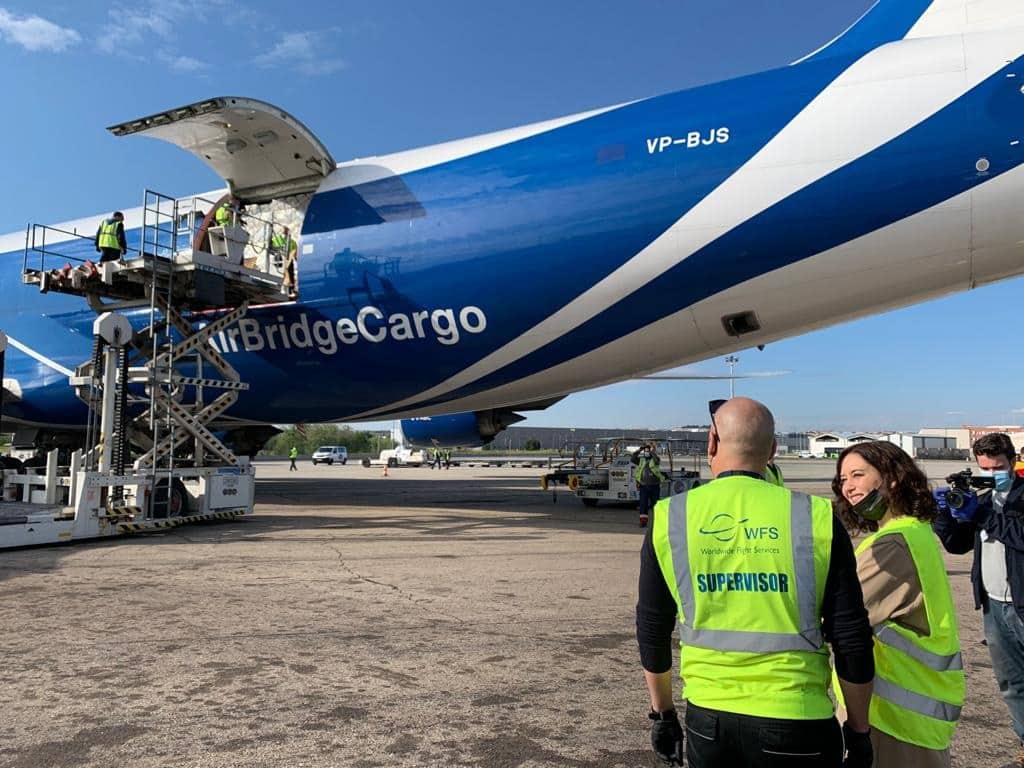 Ayuso se une a la reunión con Sánchez tras recibir en Barajas un avión con material sanitario