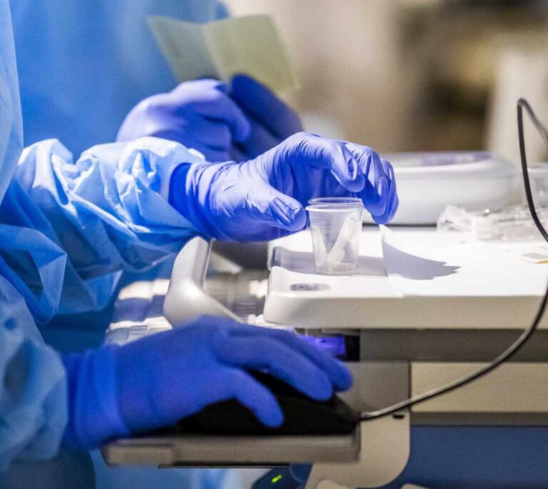Los sanitarios alertan de la escasez de medicamentos vitales para enfermos de COVID-19