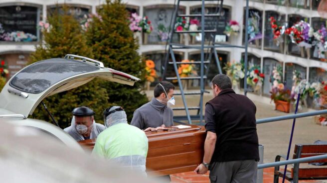 Varios operarios portan un féretro en el cementerio de Santa Margarida de Montbui (Barcelona), este miércoles.