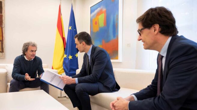 El ministro Illa y Fernando Simón (CCAES) con el presidente del gobierno, Pedro Sánchez.