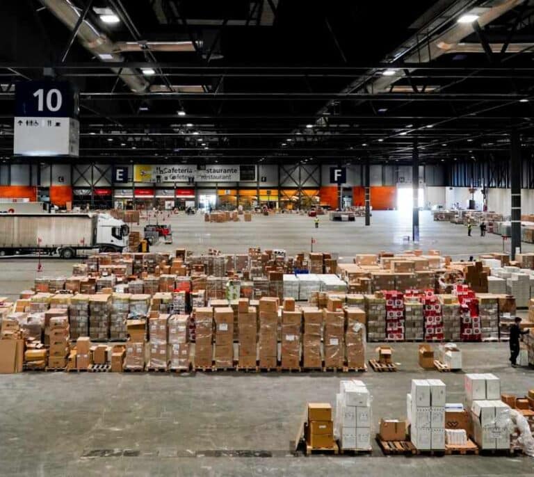 Madrid dice haber recibido un 40% más de material de donaciones que del Gobierno