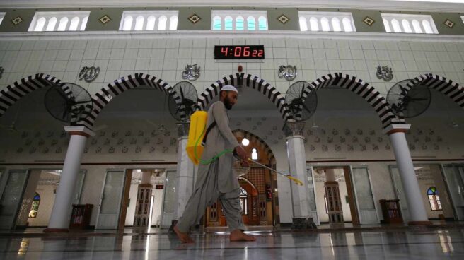 Un hombre limpia una mezquita antes del mes santo de ayuno del Ramadán, en Karachi, Pakistán.