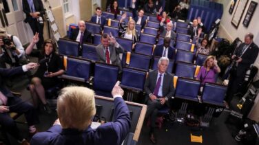 Trump ayudará a España sólo cuando le sobre material sanitario a Estados Unidos