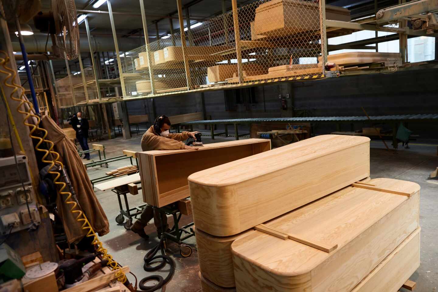 Los fabricantes de ataúdes, desbordados: “Hemos cuadruplicado nuestra producción”