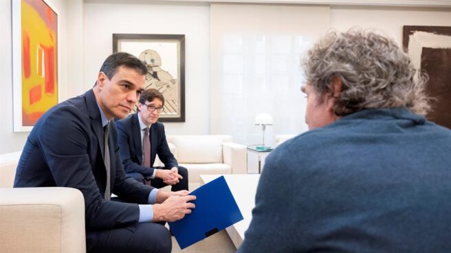 El presidente del Gobierno, Pedro Sánchez; el ministro de Sanidad, Salvador Illa; y el director de Emergencias Sanitarias, Fernando Simón.