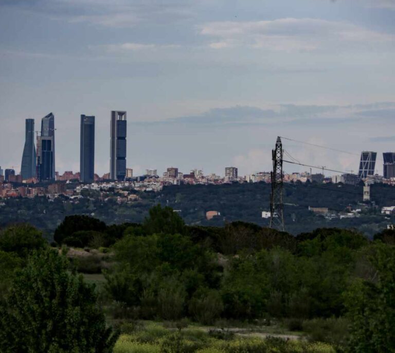 Calima y más de 40 grados: esto es lo que está pasando con el cielo de Madrid