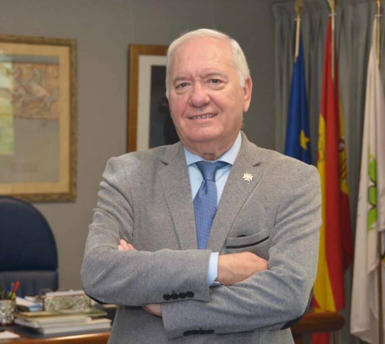 El presidente del Consejo de Enfermería estalla contra el "caos" del Gobierno