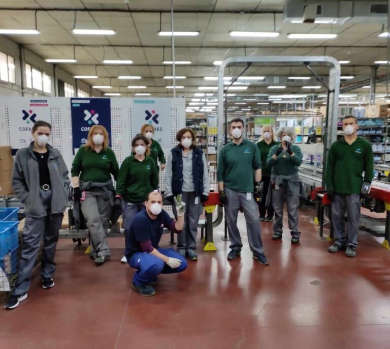 Los empleados de Cofares fabrican máscaras y material de protección en su tiempo libre