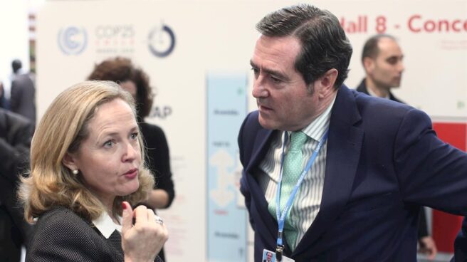 La vicepresidenta de Asuntos Económicos, Nadia Calviño, junto al presidente de la CEOE, Antonio Garamendi, en una imagen de archivo.